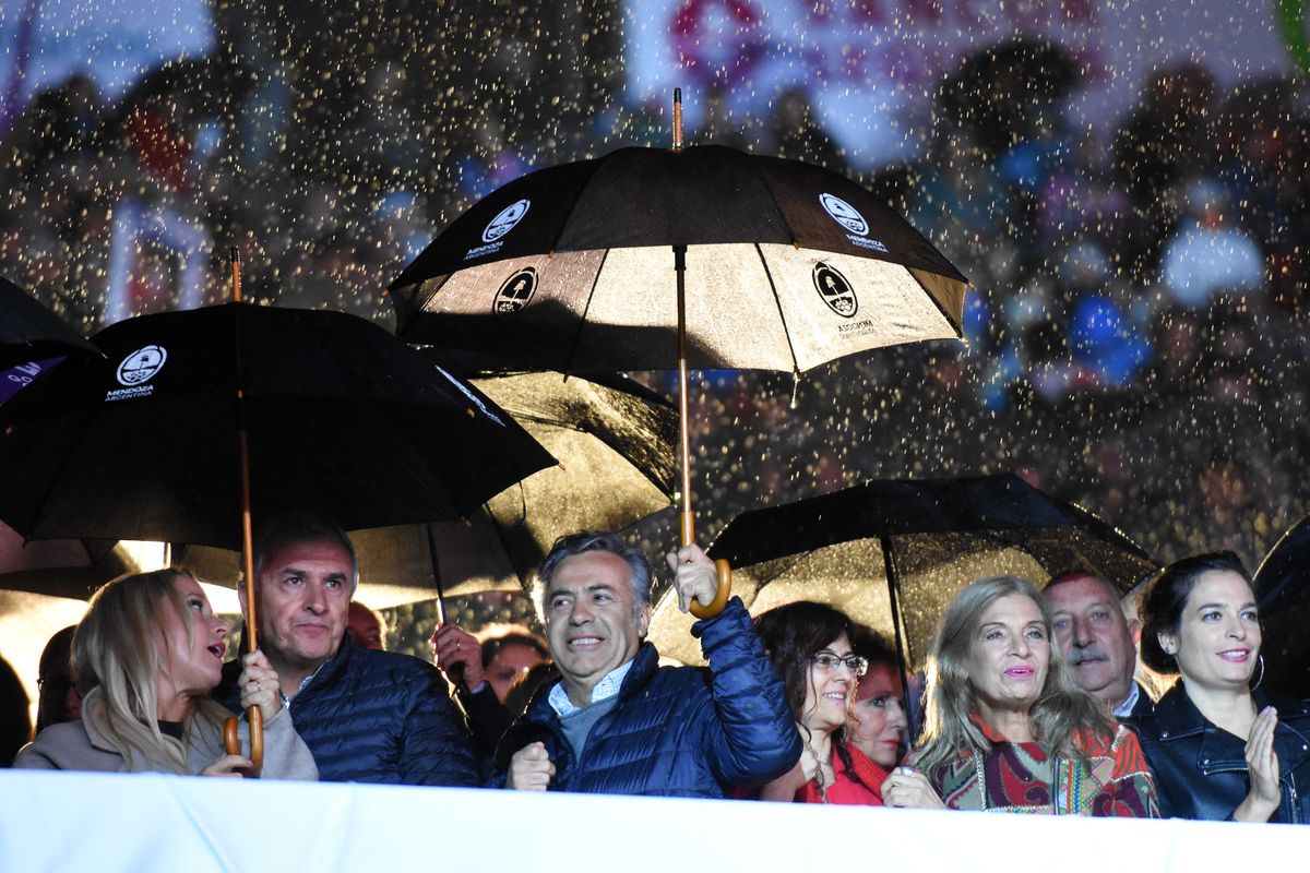El gobernador Alfredo Cornejo, por entonces también al frente de Ejecutivo provincial, asistió a la Vendimia 2019 cubierto con un paraguas. El gobernador Alfredo Cornejo, por entonces también al frente de Ejecutivo provincial, asistió a la Vendimia 2019 cubierto con un paraguas.