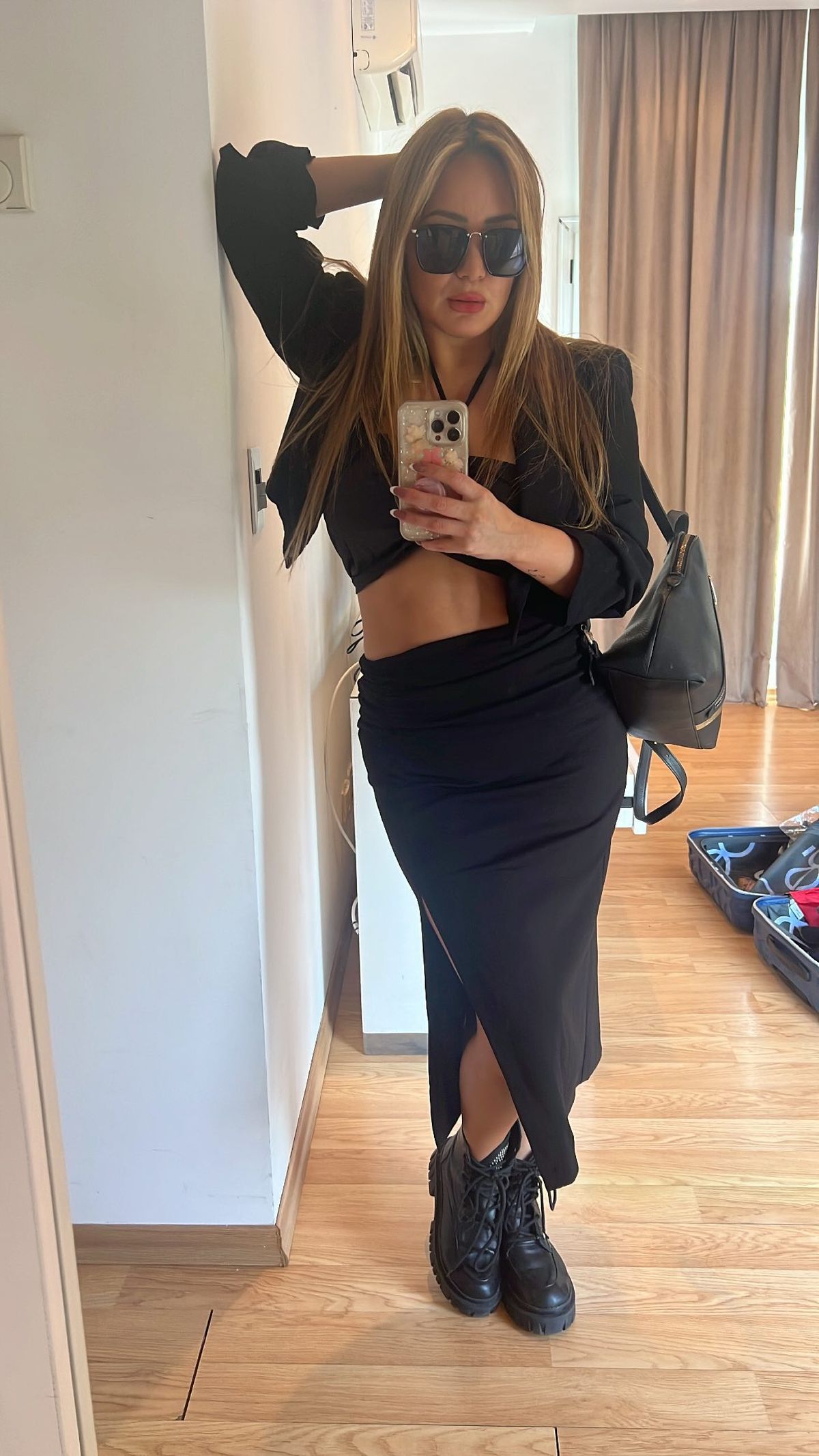 Con pollera marcadísima, Karina La Princesita visitó LUZU TV y reventó el streaming.