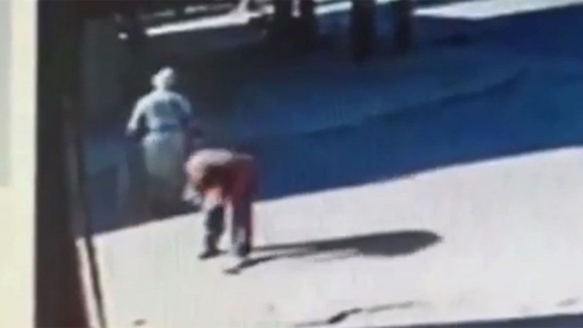 Indignante video: vio cómo una anciana perdía el monedero y se lo robó