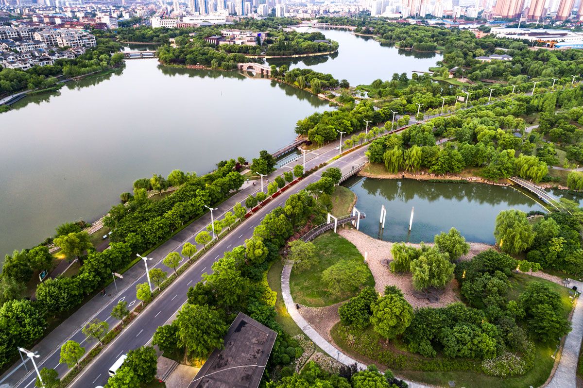 Se trata de diseñar ciudades sostenibles que integren espacios verdes, sistemas de agua reutilizada, movilidad limpia y participación comunitaria. Foto aérea de una ciudad en China. Crédito: Freepik. Se trata de diseñar ciudades sostenibles que integren espacios verdes, sistemas de agua reutilizada, movilidad limpia y participación comunitaria. Foto aérea de una ciudad en China. Crédito: Freepik. 