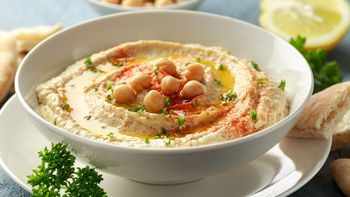 Cómo se hace el hummus de garbanzos: la receta tradicional con 7 ingredientes y en 5 minutos Cómo se hace el hummus de garbanzos: la receta tradicional con 7 ingredientes y en 5 minutos