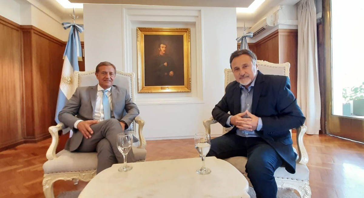 Rodolfo Suarez con el periodista Carlos Hernández. Este miércoles, en Séptimo Día, analizará su primer año de gestión.