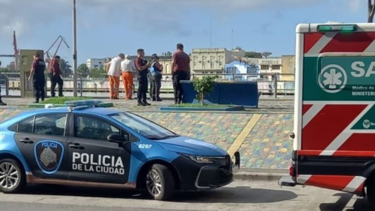 Macabro: encontraron el cuerpo de un hombre flotando en el Riachuelo e investigan posible suicidio