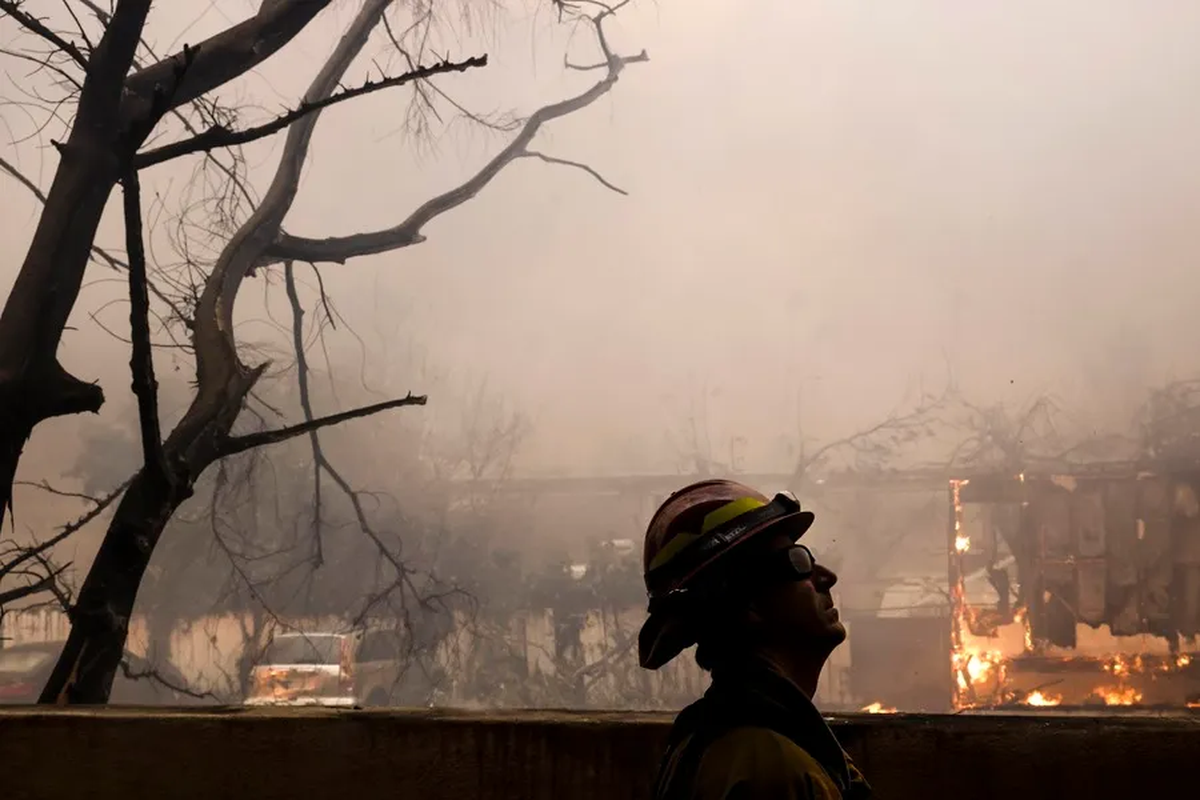 Los bomberos trabajan de forma incansable para tratar de contener los incendios de Los Ángeles. Crédito: EFE/EPA/Caroline Brehman. Los bomberos trabajan de forma incansable para tratar de contener los incendios de Los Ángeles. Crédito: EFE/EPA/Caroline Brehman.