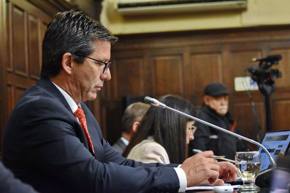 El radicalismo oficialista, que preside Andrés Lombardi -también presidente de la Cámara de Diputados- habría logrado el aval de La Unión Mendocina para que respalde el Presupuesto 2026 con toma de deuda y roll over. El radicalismo oficialista, que preside Andrés Lombardi -también presidente de la Cámara de Diputados- habría logrado el aval de La Unión Mendocina para que respalde el Presupuesto 2026 con toma de deuda y roll over.