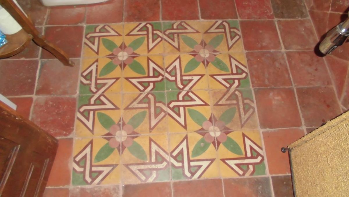 Las baldosas antiguas deben limpiarse con vinagre. Las baldosas antiguas deben limpiarse con vinagre.