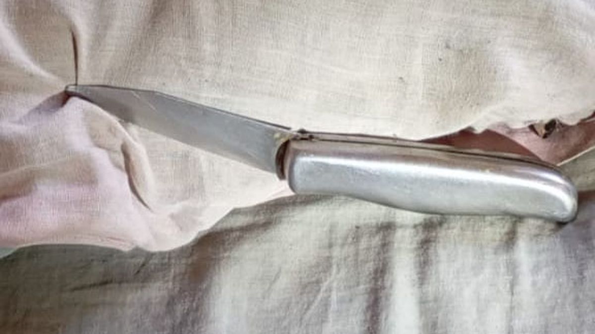 Este es el cuchillo que tenía el atrincherado de Las Heras con el que amenazaba con autolesionarse tras ser denunciado por violencia de género. Este es el cuchillo que tenía el atrincherado de Las Heras con el que amenazaba con autolesionarse tras ser denunciado por violencia de género.