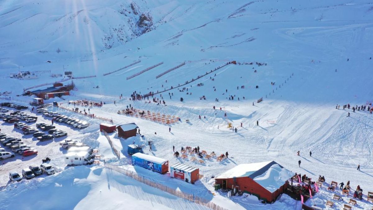 Tras el intenso temporal de nieve que cayó durante los últimos días en alta montaña, reabre este sábado el parque Los Puquios.