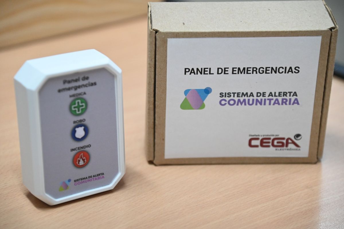 El dispositivo cuenta con tres botones para dar aviso en caso de emergencia médica, robo o incendio. El dispositivo cuenta con tres botones para dar aviso en caso de emergencia médica, robo o incendio.