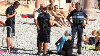 Alcaldes franceses seguirán prohibiendo el burkini pese al fallo judicial