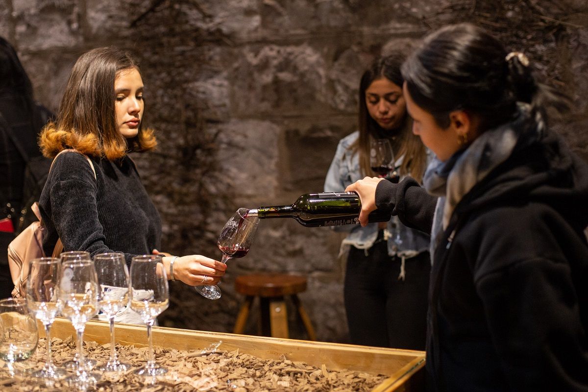 Estudiantes universitarios recorrieronlas distintas salas de La Enoteca degustando y conociendo la historia del vino.