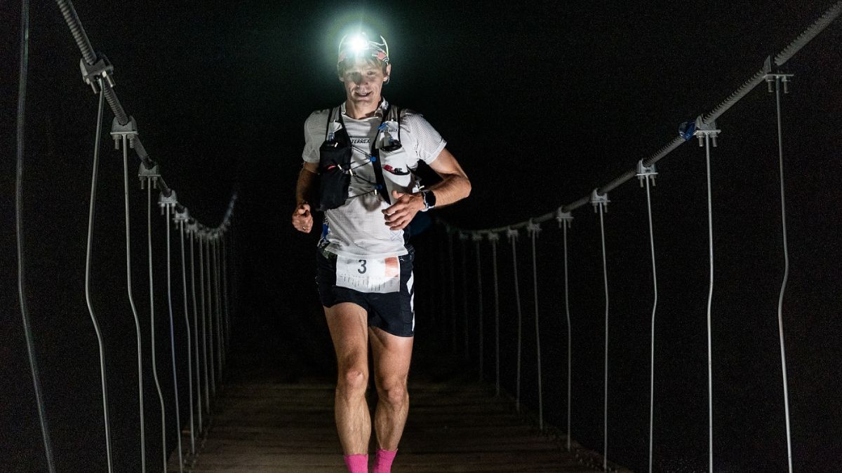 Para los competidores que eligen la prueba más dura, los 60 o 100k (kilómetros) tienen que esforzarse por muchas horas para completar el circuito determinado para la carrera. Para los competidores que eligen la prueba más dura, los 60 o 100k (kilómetros) tienen que esforzarse por muchas horas para completar el circuito determinado para la carrera.