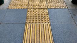 De Japón a Mendoza: el invento que está presente en todas las veredas y nadie sabe el por qué de su diseño