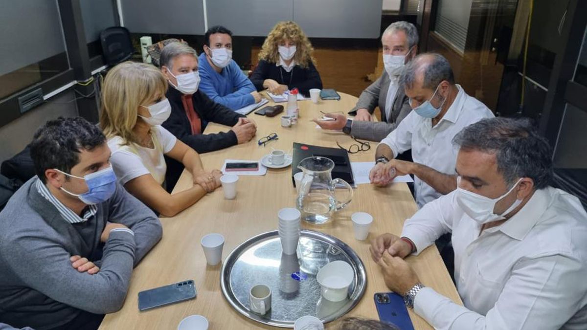 Los referentes de AMPROS en una de las reuniones paritarias con el Gobierno.