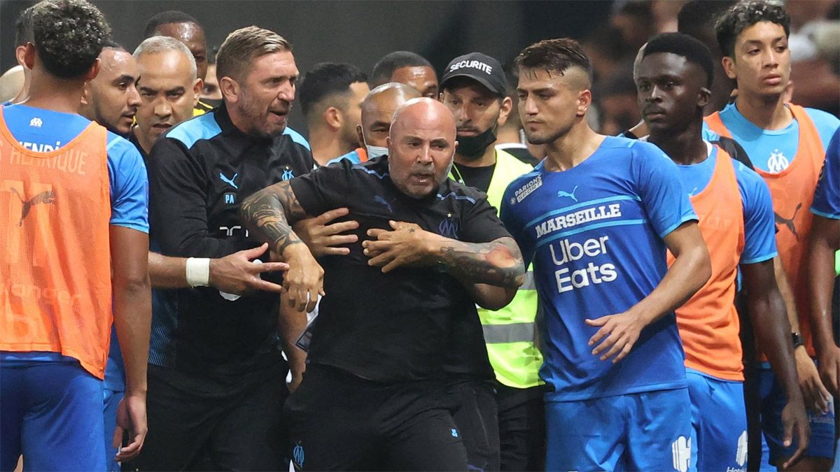 La brutal piña del ayudante de campo de Sampaoli a un hincha