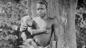 La desgarradora historia del adolescente que fue secuestrado del Congo y exhibido en una jaula de monos La desgarradora historia del adolescente que fue secuestrado del Congo y exhibido en una jaula de monos