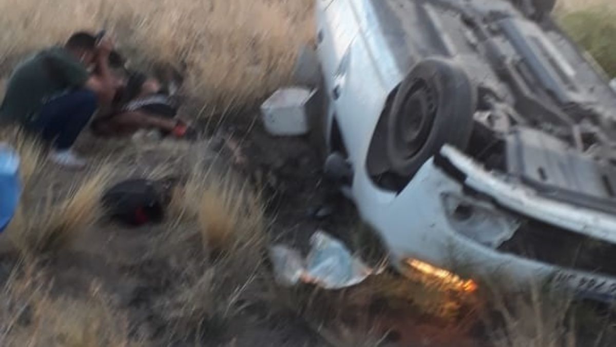 Así terminó el robo del remís Renault Logan, con el coche volcado en Papagallos y los hermanos Zagaglia heridos, uno de ellos de suma gravedad.