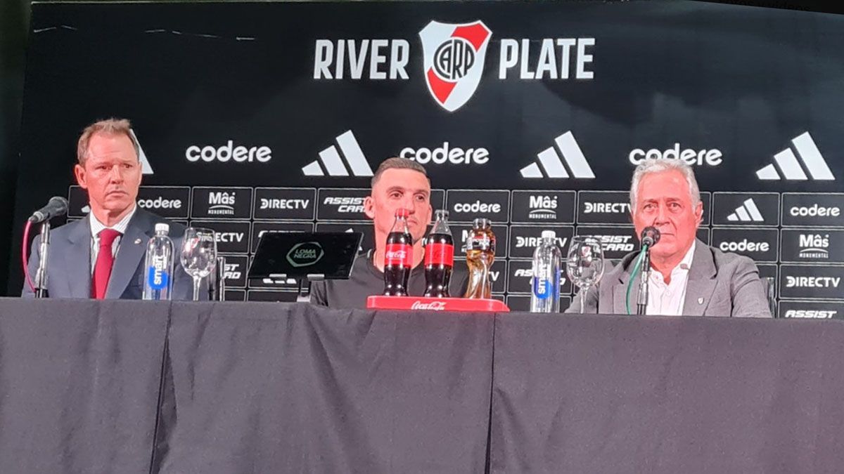 Jorge Brito y Matías Patanián acompañaron a Franco Armani en la firma de su contrato con River. Jorge Brito y Matías Patanián acompañaron a Franco Armani en la firma de su contrato con River.