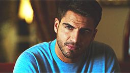 Maxi Iglesias interpreta a Alejandro en A pesar de todo, en Netflix.