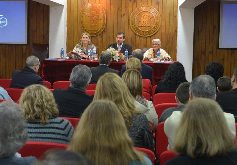 Publicación inédita rescata los 45 años de la biblioteca de Filosofia y Letras