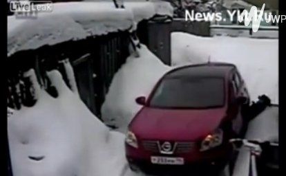 Video: le rayó el auto sin querer y la conductora la atropelló 3 veces