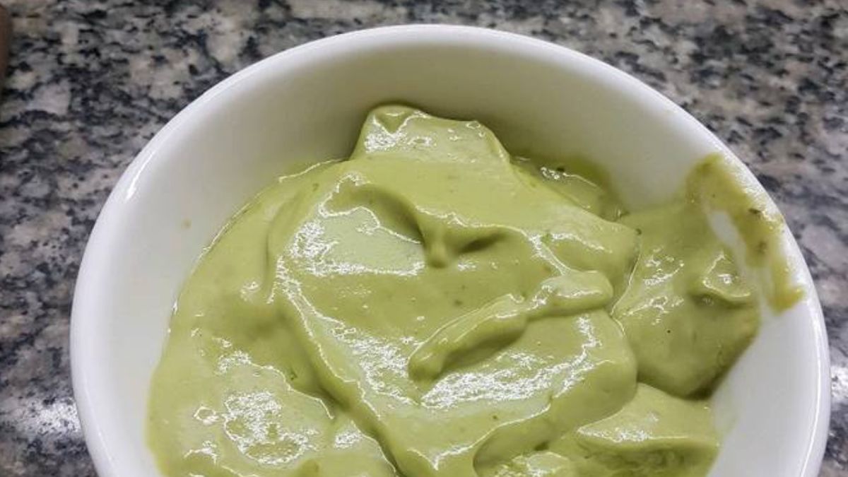 Después de lograr la mayonesa, se puede agregar distintas verduras para un sabor más divertido.