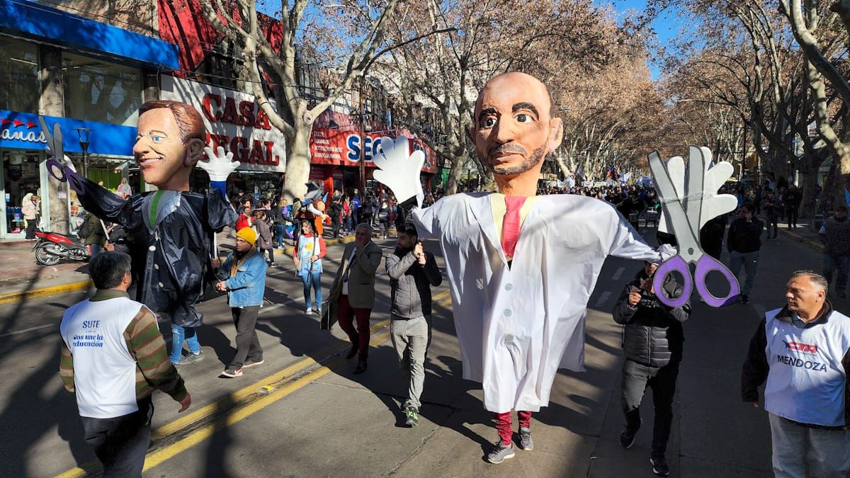 El paro docente incluyó esta semana una gran movilización por las calles de la Ciudad. El SUTE rechazó la oferta salarial en paritarias y el aumento se les otorgó por decreto, al igual que a los trabajadores de ATE.