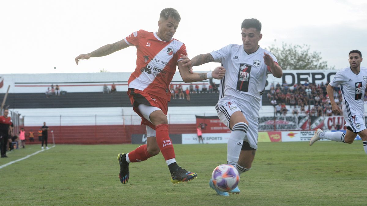 El Mágico González es una de las figuras del Deportivo Maipú. El Mágico González es una de las figuras del Deportivo Maipú.