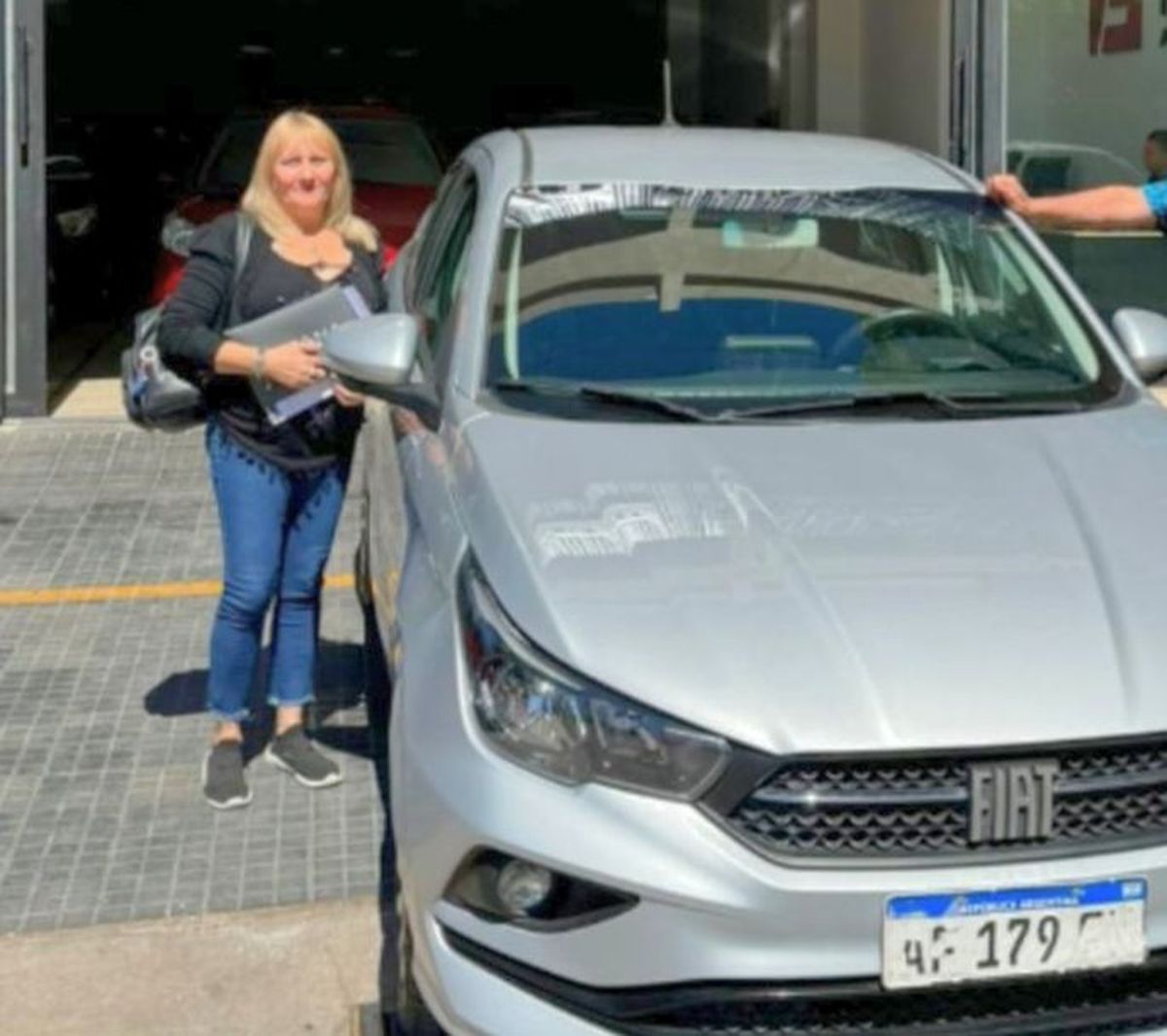 Rosana Fares el día que le entregaron el Fiat Crono modelo 2022 que utilizaría como Uber. Este martes vivió una noche de terror.
