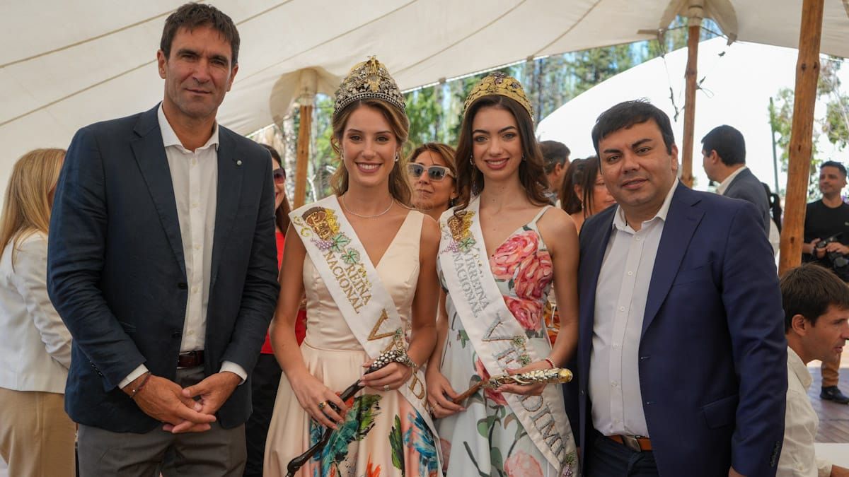 Los intendentes de Tunuyán, Emir Andraos y de Las Heras, Francisco Lo Presti, con la Reina y la Virreina Nacional de la Vendimia, Alejandrina Funes y Sofía Perfumo. Los intendentes de Tunuyán, Emir Andraos y de Las Heras, Francisco Lo Presti, con la Reina y la Virreina Nacional de la Vendimia, Alejandrina Funes y Sofía Perfumo.