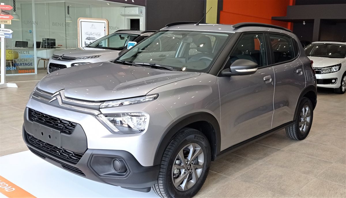 La propuesta del Citroën C3 VTi Feel es la agilidad de un hatchback por un precio oficial de $31.200.000. Este modelo busca captar la atención de usuarios jóvenes mediante una posición de manejo elevada que mejora la visibilidad en el tránsito, situándose como una de las opciones más económicas y versátiles para quienes pretenden evitar los costos más altos del segmento. La propuesta del Citroën C3 VTi Feel es la agilidad de un hatchback por un precio oficial de $31.200.000. Este modelo busca captar la atención de usuarios jóvenes mediante una posición de manejo elevada que mejora la visibilidad en el tránsito, situándose como una de las opciones más económicas y versátiles para quienes pretenden evitar los costos más altos del segmento.