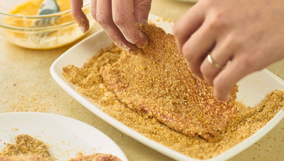 El truco consta de preparar la milanesa como normalmente lo haces, solo debes agregar una pizca de bicarbonato en el apanado El truco consta de preparar la milanesa como normalmente lo haces, solo debes agregar una pizca de bicarbonato en el apanado