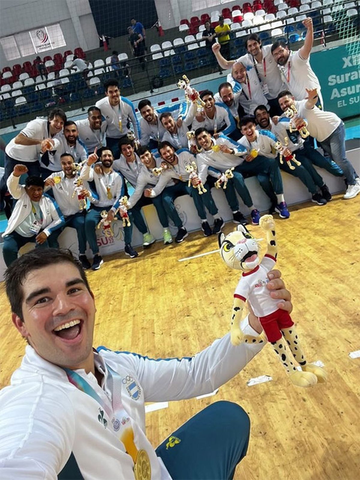 Pablo Simonet y una selfie con Los Gladiadores, tras coronarse en los Juegos Odesur 2022.