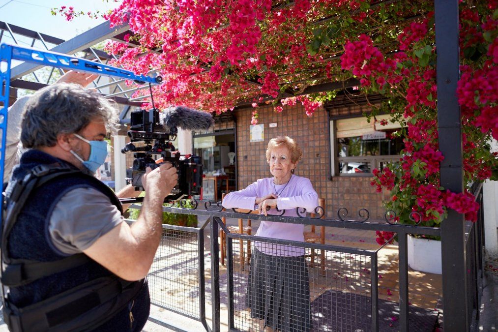 La Pichona contando su historia en la pérgola de ingreso a la panadería y confintería San Martín, en Las Heras.