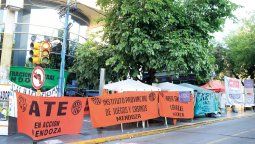 Sin atención y trastornos de Mendoza en el centro por el paro de los estatales y Ampros