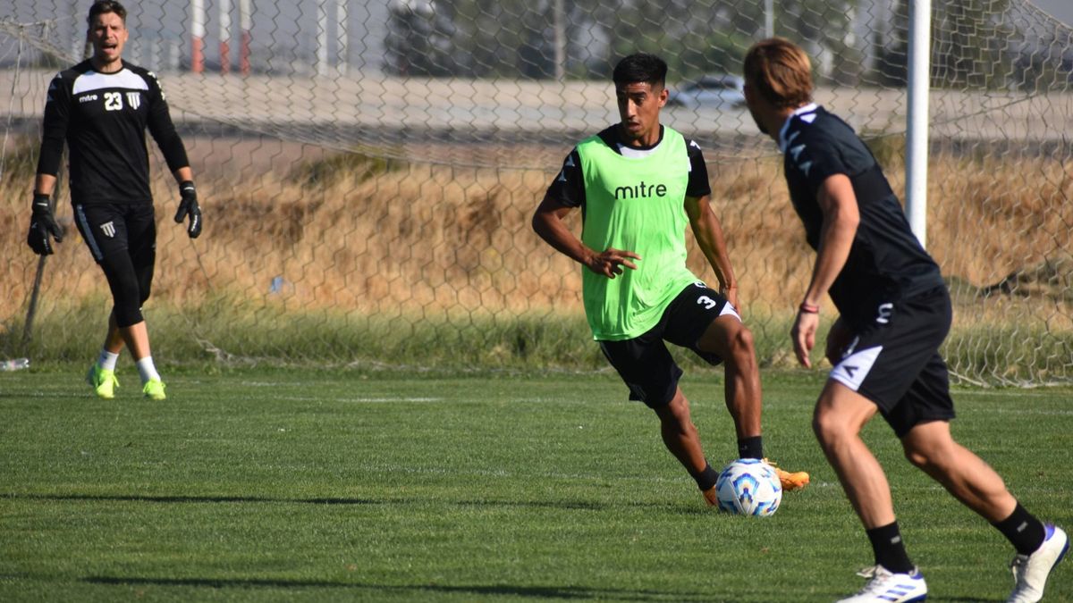 Matías Recalde se perfila para ser titular el próximo sábado ante Estudiantes de Río Cuarto, en el estreno en el torneo de la Primera Nacional. Matías Recalde se perfila para ser titular el próximo sábado ante Estudiantes de Río Cuarto, en el estreno en el torneo de la Primera Nacional.