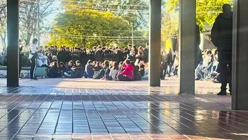 Contaron qué hizo la esposa del docente tras el escándalo por las fotos hot en el Martín Zapata Contaron qué hizo la esposa del docente tras el escándalo por las fotos hot en el Martín Zapata