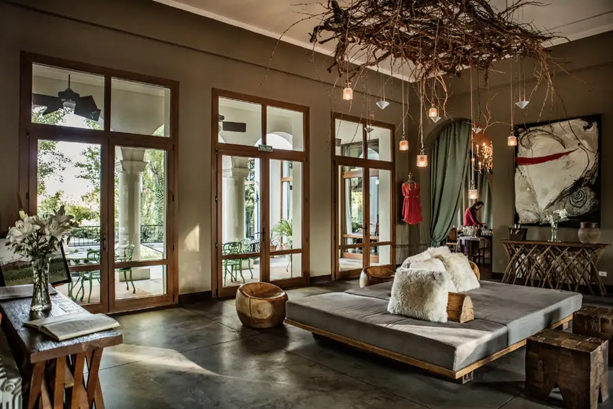 Cavas Wine Lodge, situada entre viñedos de Luján de Cuyo, mantiene un estilo colonial en sus instalaciones. Cavas Wine Lodge, situada entre viñedos de Luján de Cuyo, mantiene un estilo colonial en sus instalaciones.