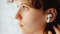 ¿Qué beneficios brinda el auricular que no va dentro del oído?