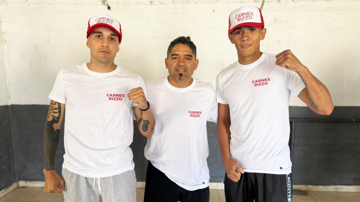 Pablo Chac&oacute;n, organizador, posa junto a los fondistas Jos&eacute; Del Porto y Lautaro Gonz&aacute;lez.