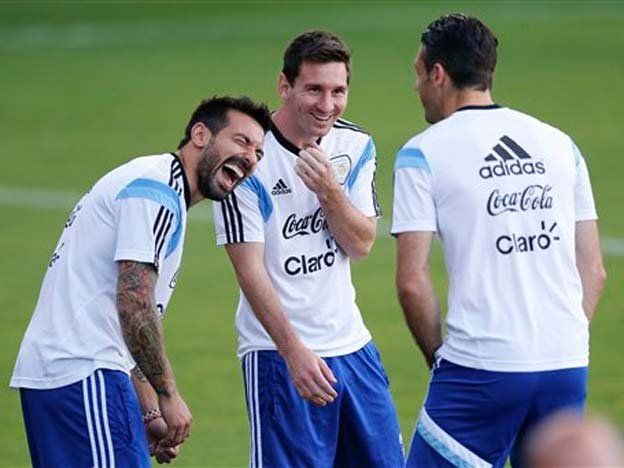 ¡El Pocho no para! Lavezzi imitó la caída de Sabella