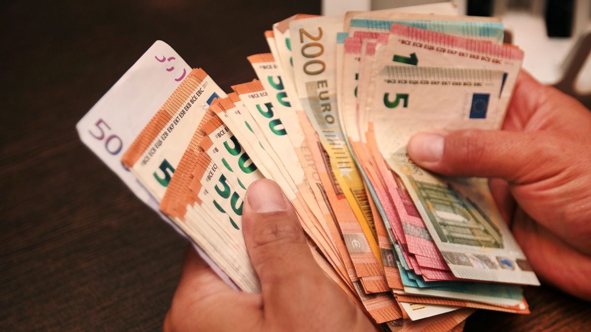 Julio Cobos aseguró que la Unión Europea trabajó más de 30 años para conseguir una moneda común, como el euro.