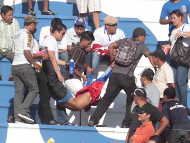 Sin piedad: violencia extrema entre hinchas en las tribunas hondureñas