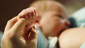 Un hombre golpeó a su mujer por dar el pecho a su bebé enfrente de un médico