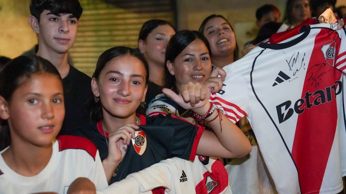 Los hinchas de River esperaban ansiosos al plantel.