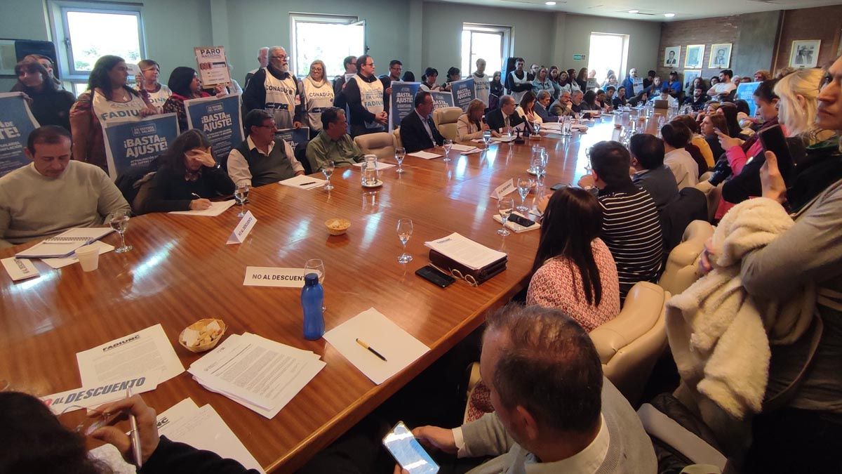 Momento de tensión. Autoridades de la UNCuyo rodeadas por gremialistas y docentes.