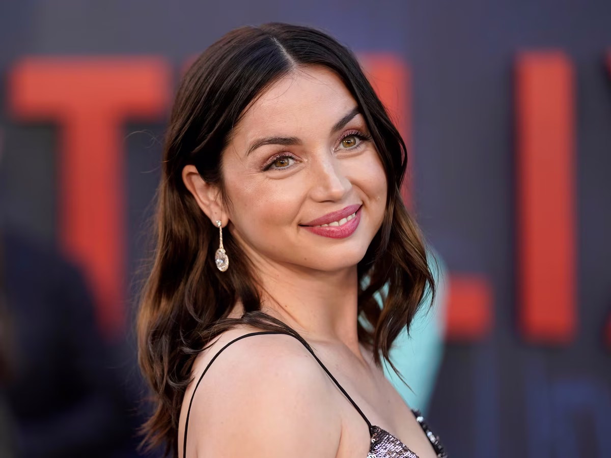 Ana de Armas enfrentó varias críticas por su romance.