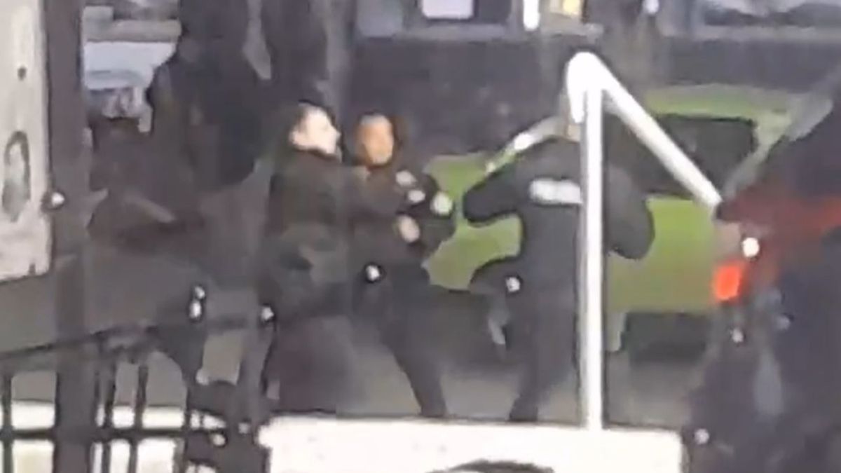 Video: tres policías se agarraron a trompadas en una terminal de ómnibus