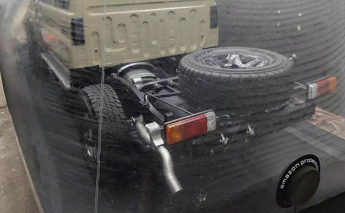 Vista trasera de la Toyota preservada en una burbuja. Vista trasera de la Toyota preservada en una burbuja.