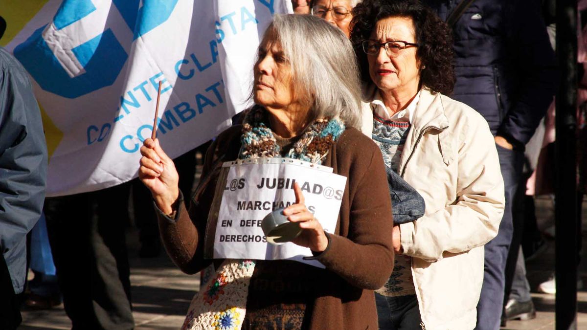 Nueva macha de los jubilados en Mendoza. Nueva macha de los jubilados en Mendoza.